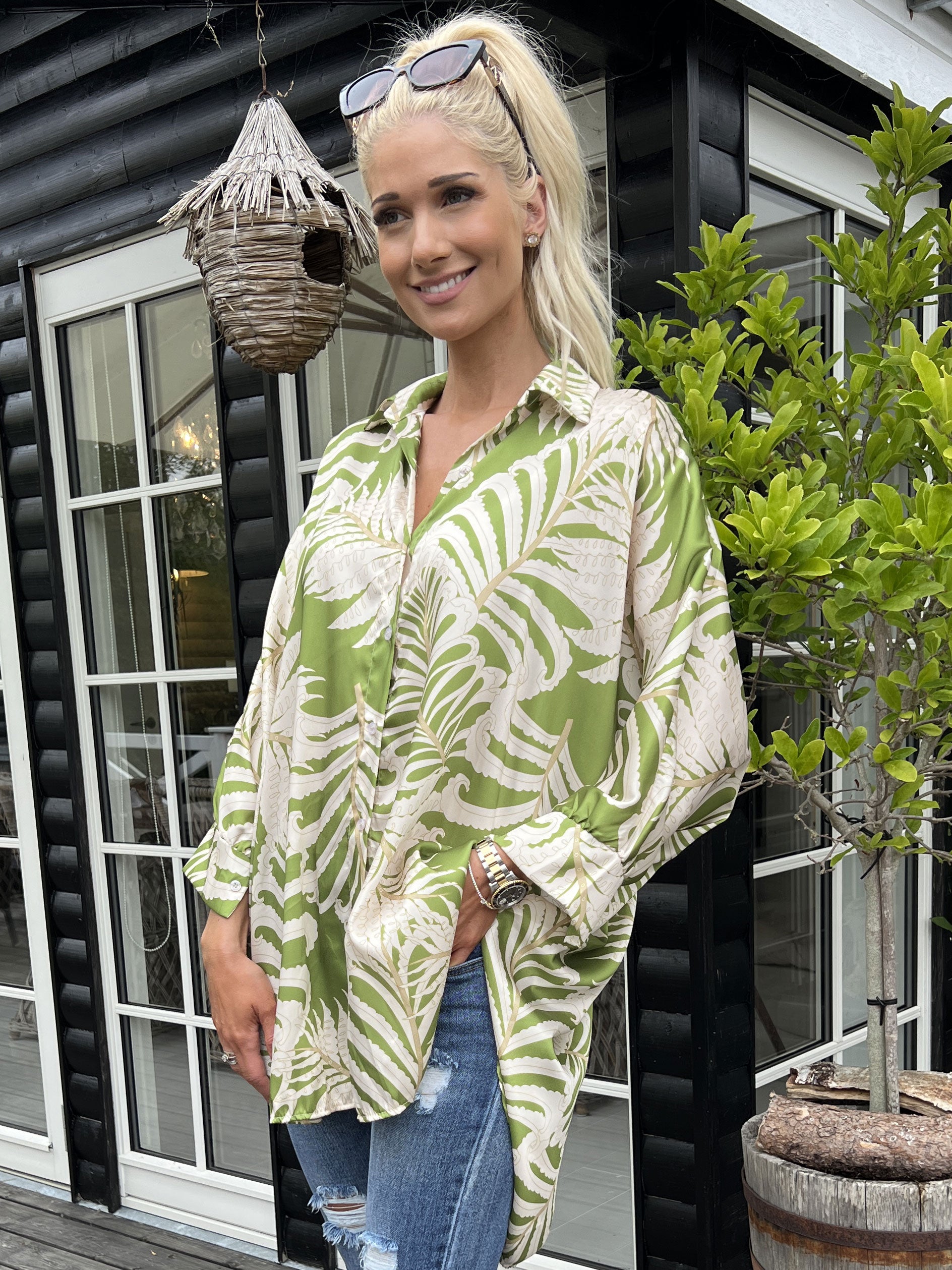 Wilma - Sød mønstret skjortekjole i silkelook